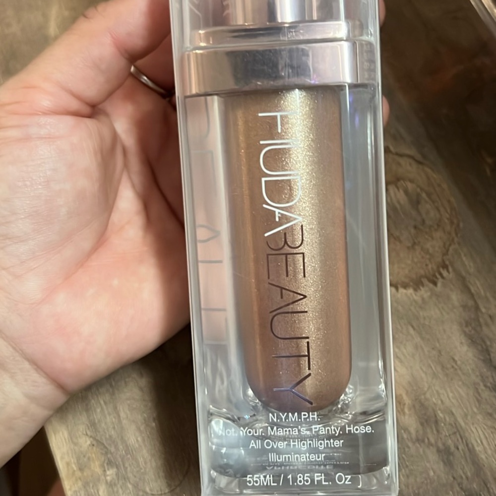 Huda Beauty NYMPH highlighter
